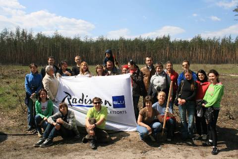 18 квітня 2010 року співробітники готелю «Радіссон Блу» прийняли участь у екологічній ініціативі із посадки дерев