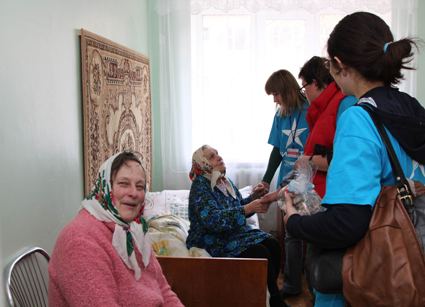 «Киевстар» посещает одиноких стариков по всей стране и поздравляет ветеранов