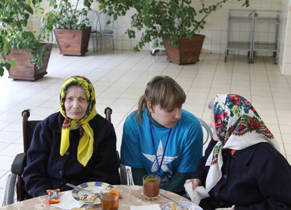 «Киевстар» посещает одиноких стариков по всей стране и поздравляет ветеранов