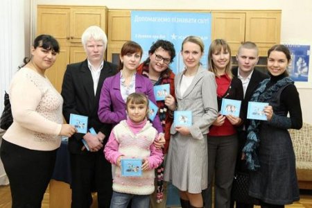 Волонтеры «Киевстар» записали 6 дисков аудио-литературы для слепых детей
