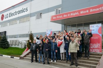 На заводе LG Electronics в Московской области состоялся юбилейный День донора с участием прославленного футболиста Сергея Овчинникова