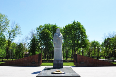 ДТЭК Свердловантрацит реконструировали мемориальный комплекс в городском парке