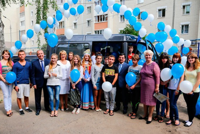 «Вертолеты России» подарили микроавтобус детскому дому
